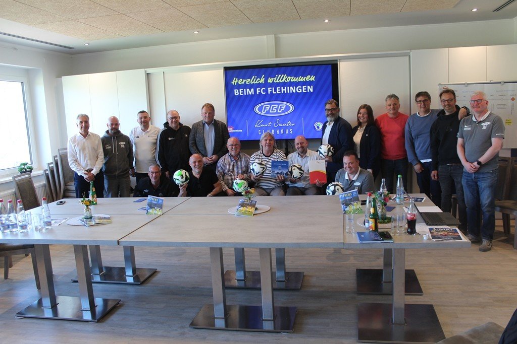 Gruppenfoto in Raum mit Vereinsmitgliedern