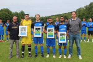Gruppenfoto Fußballspieler mit Urkunde