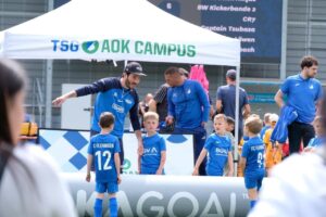 Bambini Fußballer reden mit Trainer