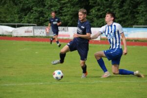 Zwei Fußballspieler kämpfen um Ball